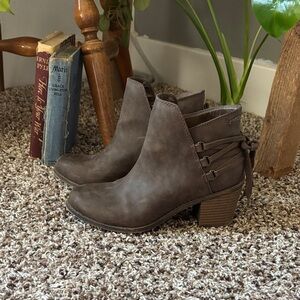 brown leather roxy ankle books